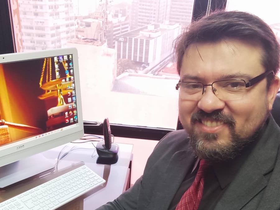 Atendimento no escritório Quintana & Advogados, em Porto Alegre