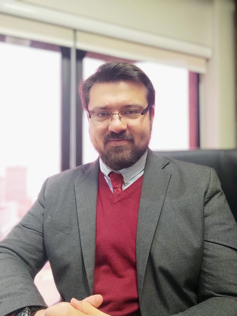 José Quintana Jr. no escritório em Porto Alegre, com a cidade ao fundo